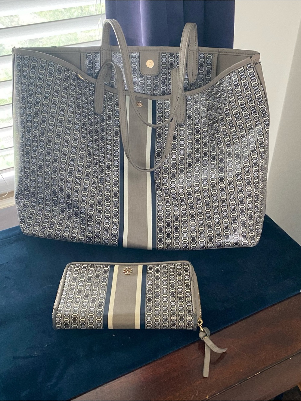 Tory Burch French Gray Gemini Link Tote Bag w/matching wallet used